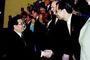 2004 年 5 月 20 日，国家主席胡锦涛在北 京人民大会堂亲切接见胡智荣
