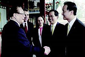 2004 年 4 月 21 日，中央军委主席江泽民 在中南海瀛台亲切接见胡智荣