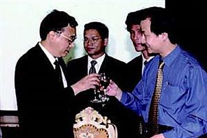 2001 年 7 月 6 日，现任国务院总理、时任中共河南省委书记李克强（右四）在郑州亲切接 见并宴请胡智荣