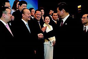 2013年4月7日上午，博鳌亚洲论坛 2013年年会开幕式之前，国家主席习近平亲 切接见胡智荣及出席年会的青年领袖代表
